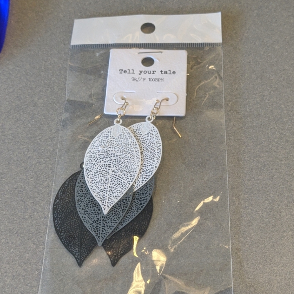 Drop leaf earrings